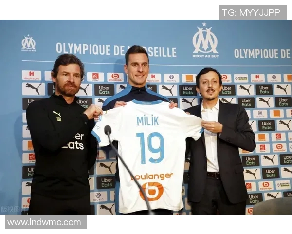 德里赫特受邀担任国际米兰名誉主席,球迷热烈欢迎